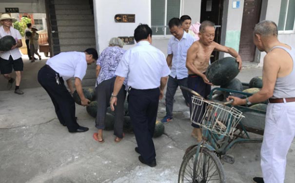 炎炎夏日，為福利院老人送清涼