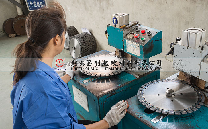 誰都想選擇質(zhì)量穩(wěn)定生產(chǎn)技術(shù)先進的花崗巖鋸片,你是怎么選的？